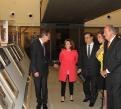 Sus Majestades los Reyes durante el recorrido por la Exposición